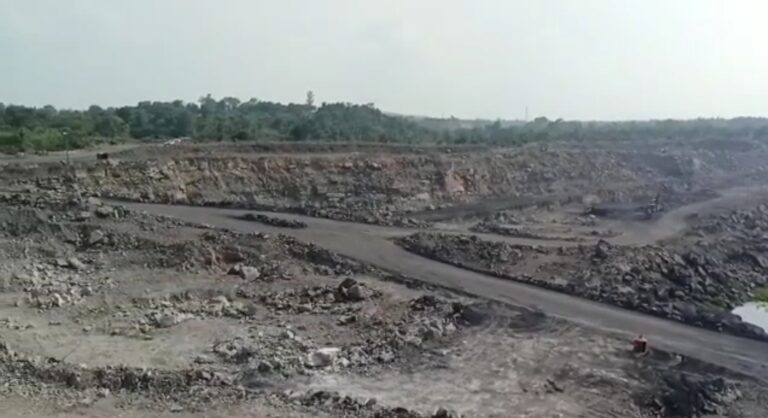 बीसीसीएल के दामोदा कोलियरी के घुटवे में कोयला ट्रांसपोर्टिंग 10 दिनों से है बंद, वर्ता हुआ विफल।