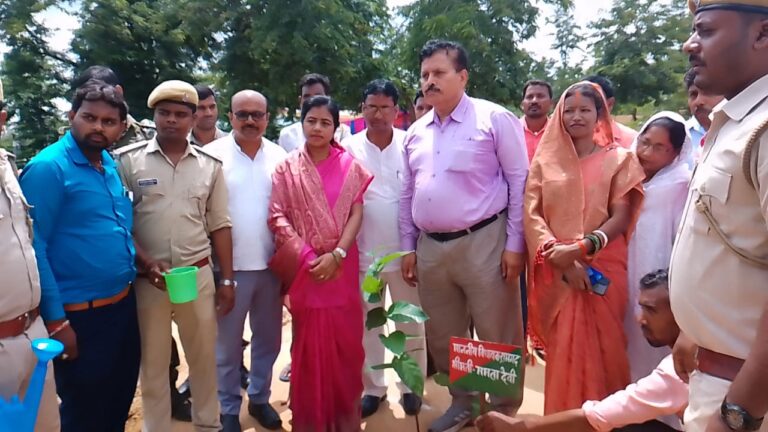 रामगढ़: गोला में वन महोत्सव का आयोजन, विधायिका ममता देवी हुई शामिल, लोगो को किया जागरूक