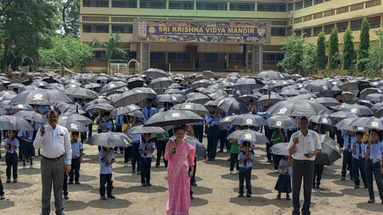 रामगढ़: कारगिल शहीद दिवस के मौके पर श्री कृष्ण विद्या मंदिर प्रबंधक समिति द्वारा विद्यार्थियों व शिक्षकों के बीच निशुल्क छाता का वितरण