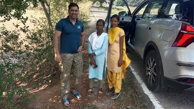 महेंद्र सिंह धौनी पेड़ के नीचे 40 रुपये में करवा रहे घुटनों का इलाज