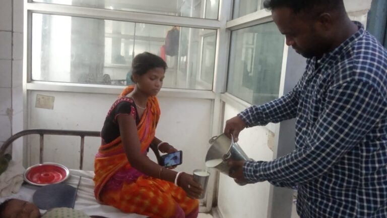 Jamshedpur: श्रावण के सोमवार को सूरज मुखी ने MGM अस्पताल मे जरूरत मंदो के बिच किया 30 लीटर दूध और बिस्कुट वितरण